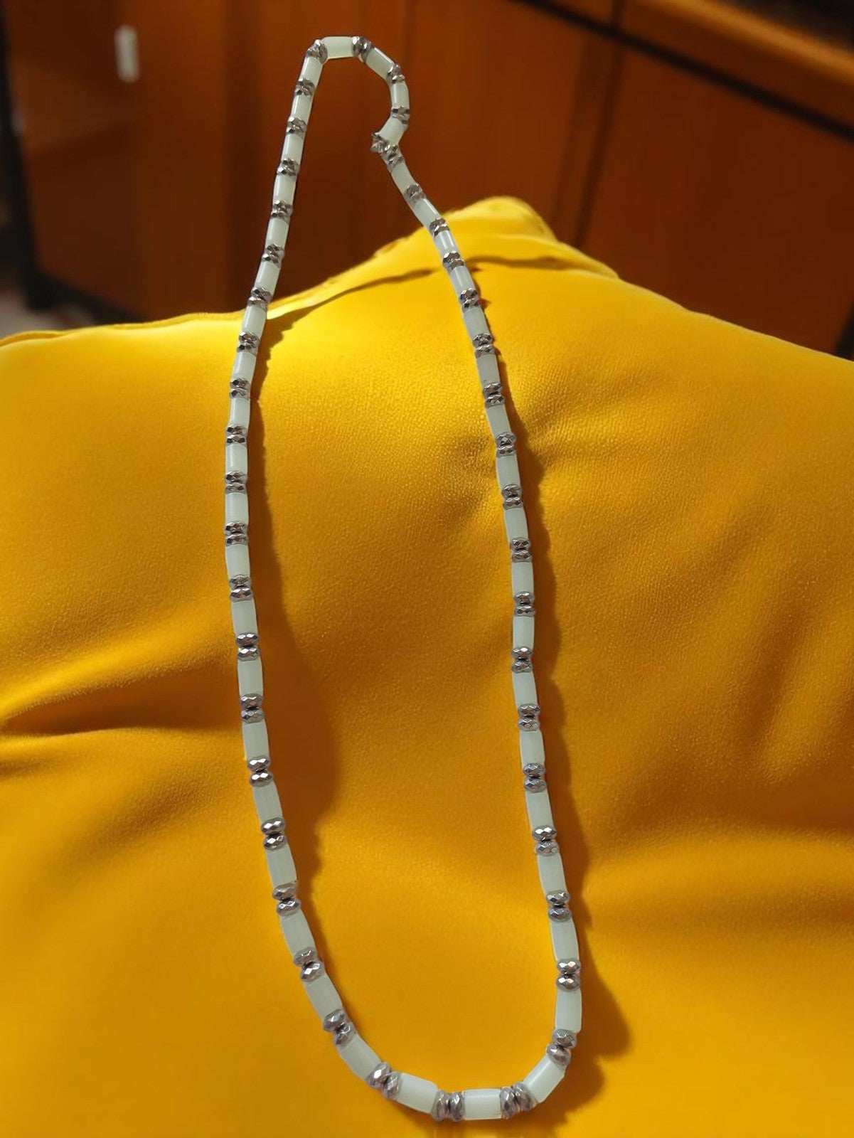 Gros Collier Fantaisie Vintage Blanc et Argenté, Pièce Unique Originale