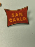 Vintage pin's SAN CARLO rouge forme drapeau ancien collection publicitaire