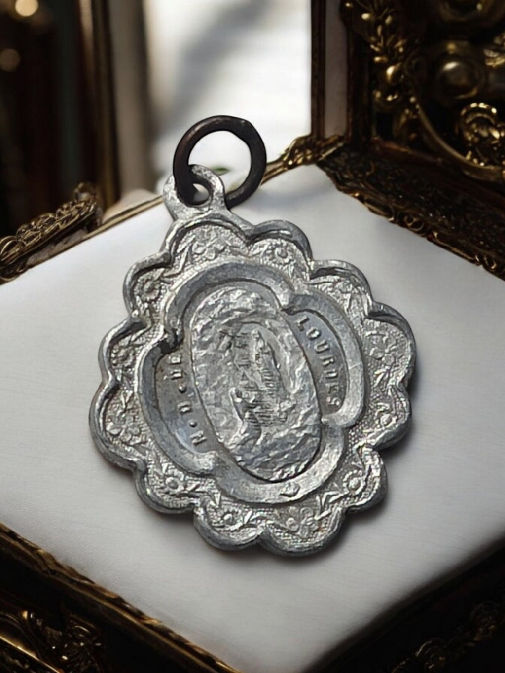 Médaille religieuse ancienne Lourdes, motif Vierge, métal argenté, vintage
