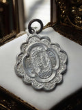 Médaille religieuse ancienne Lourdes, motif Vierge, métal argenté, vintage