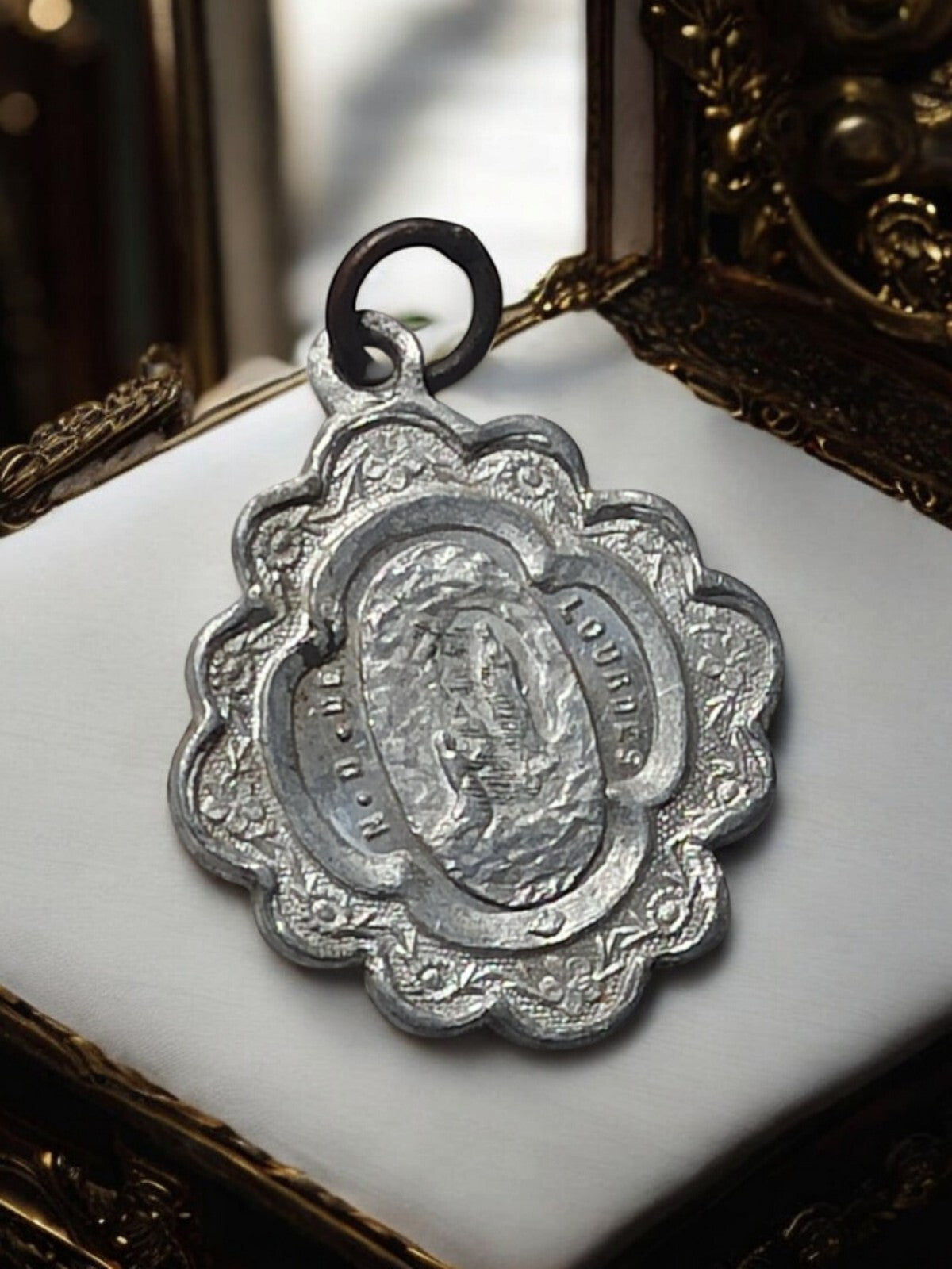 Médaille religieuse ancienne Lourdes, motif Vierge, métal argenté, vintage