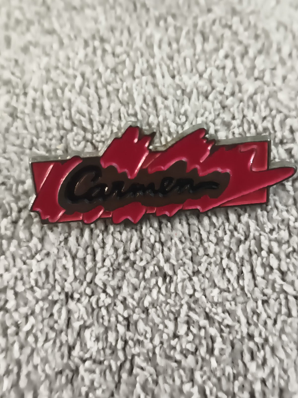 Pin's vintage Carmen éclat rouge noir, badge rétro années 80 (Ref 6)