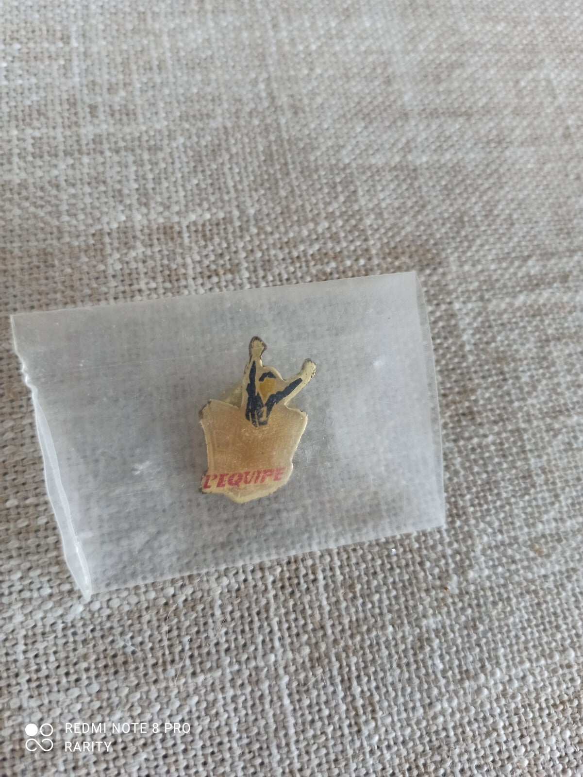 Pin's vintage L'Équipe football rétro badge ancien joueur doré