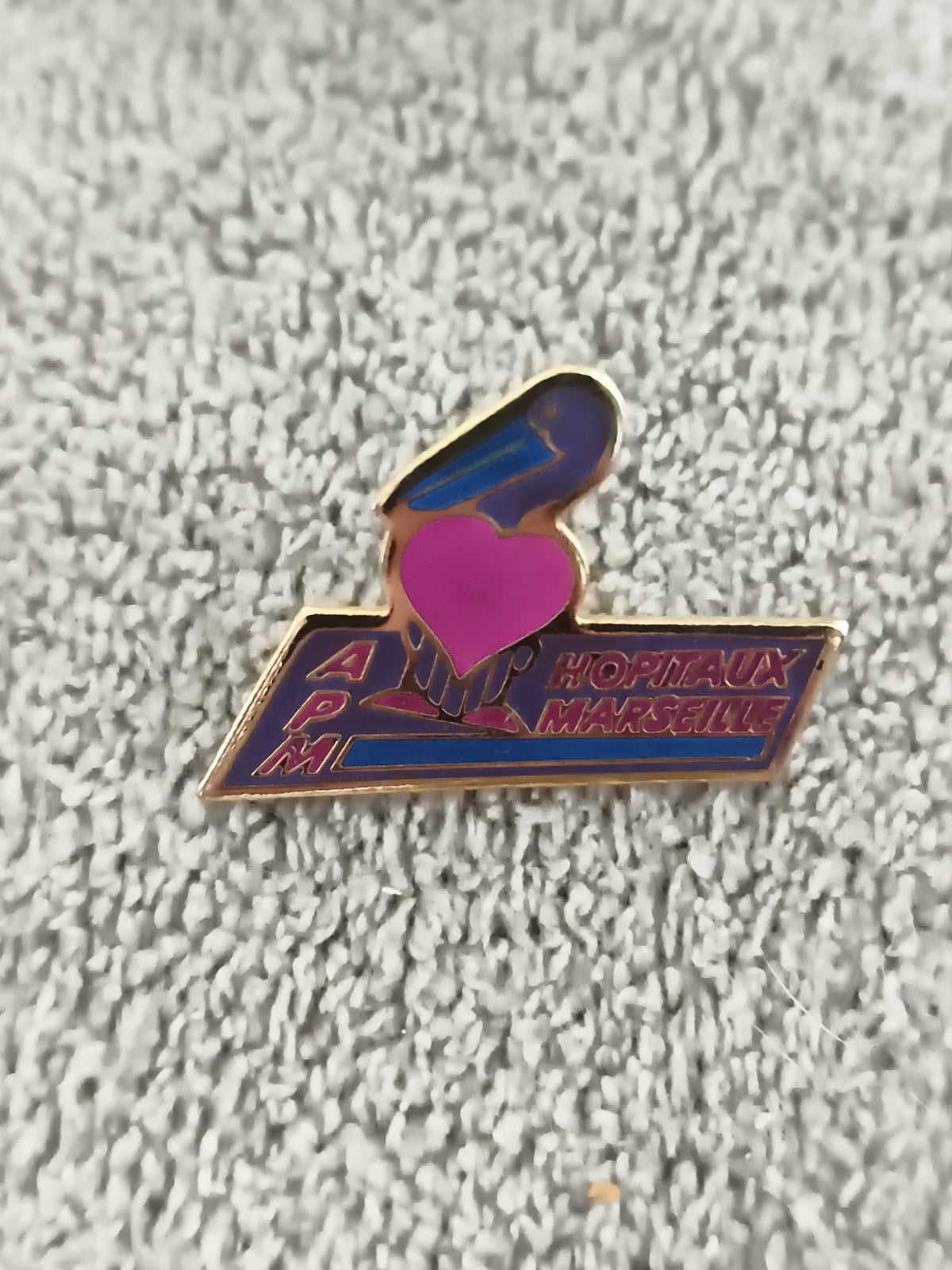 Pin's vintage AP-HM Hôpitaux Marseille logo pelican cœur violet badge ancien