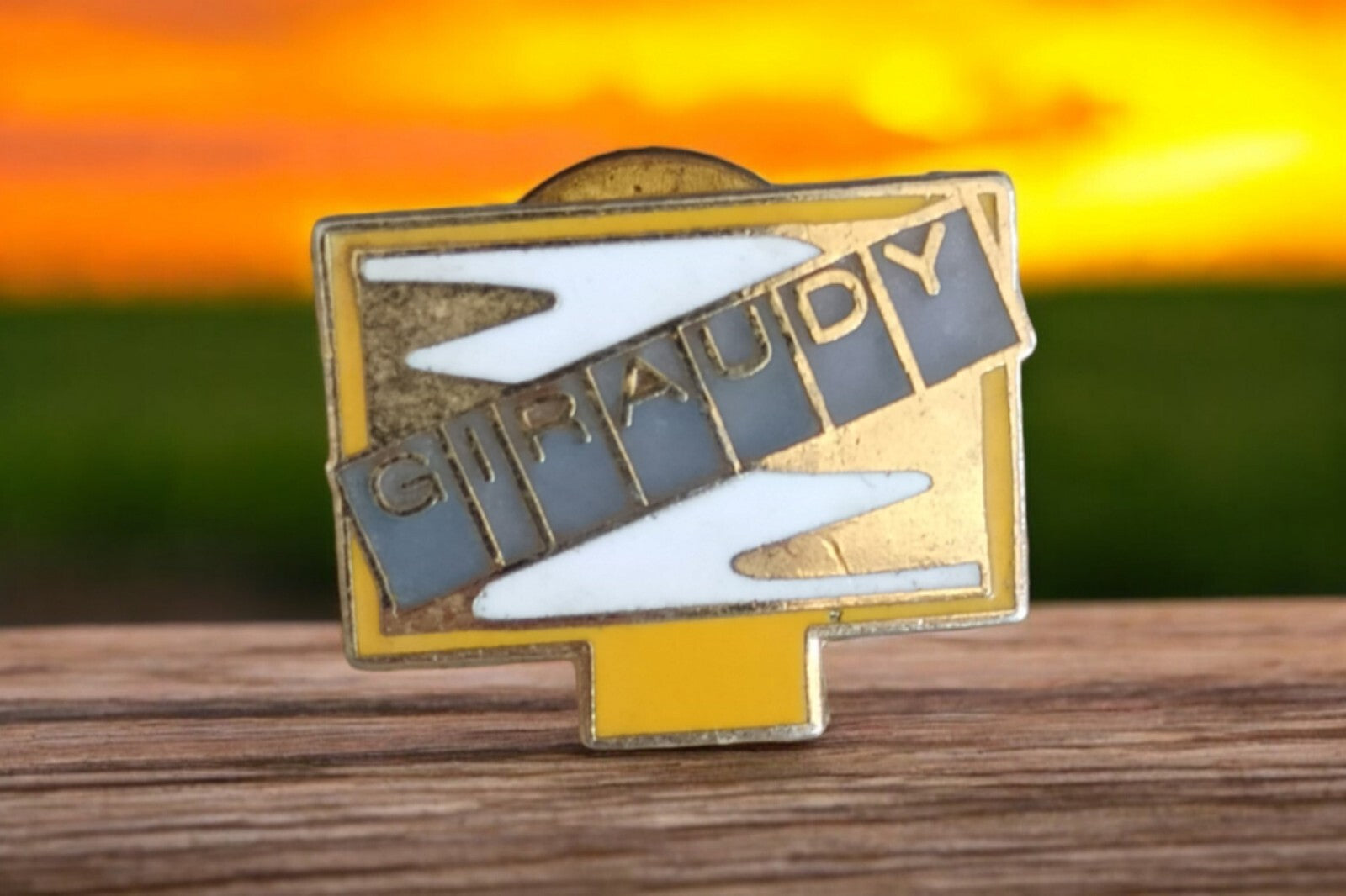 Pin's publicitaire Giraudy vintage années 80 émaillé, badge rare collector