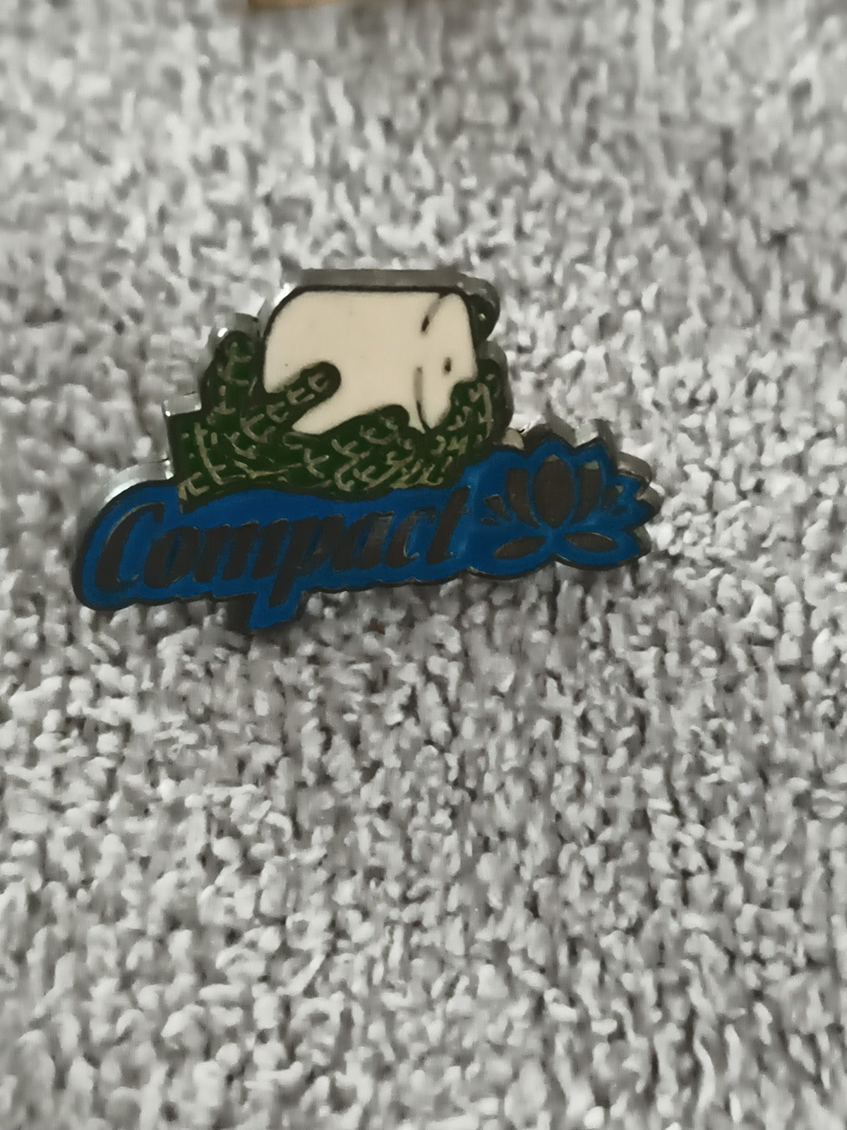 Pin's vintage Compact logo lotus main vert blanc bleu (Ref 10) badge
