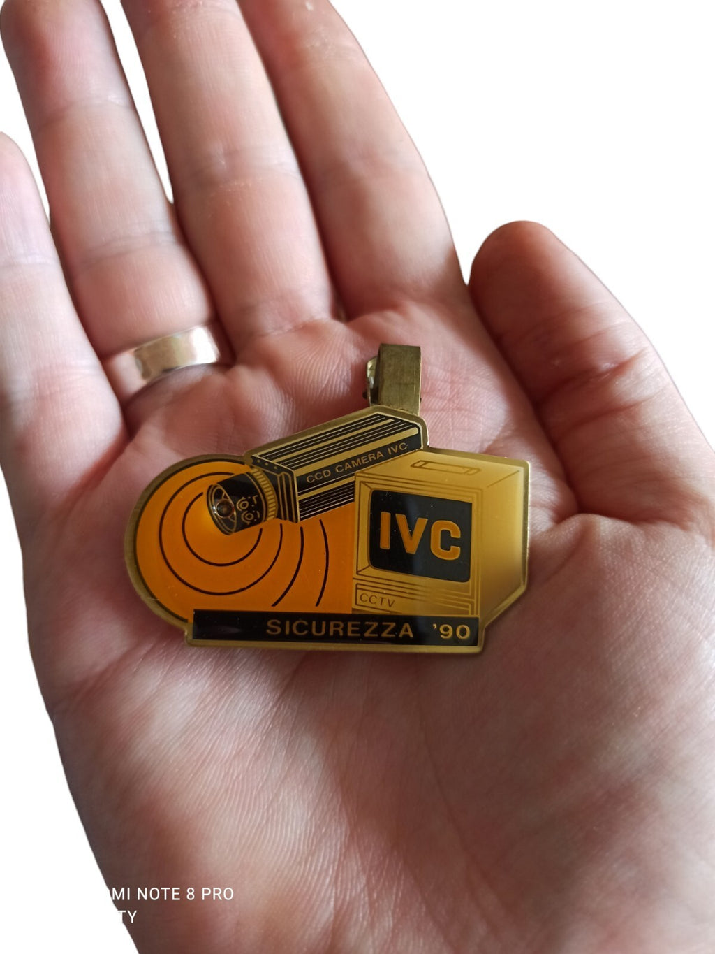 Broche publicitaire IVC CCTV Camera dorée Sicurezza 1990 rétro années 90
