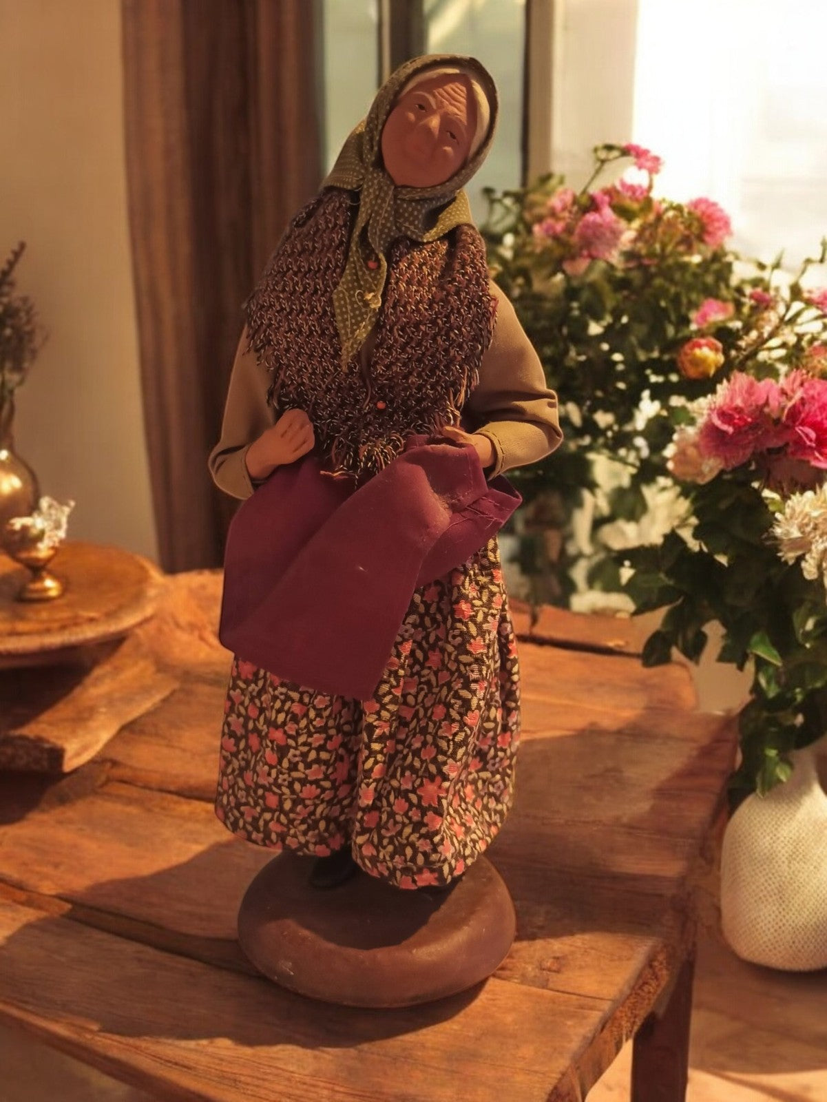 Santon femme Provence en argile, foulard vert, jupe fleurie 25cm figurine
