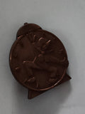 Broche vintage horloge clown relief, aspect bronze, accessoire rétro pin's