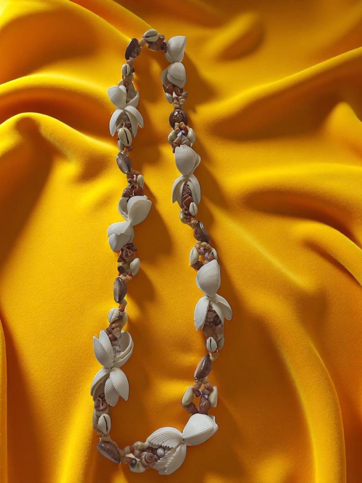 Collier vintage en coquillages naturels, bijou ancien, tons crème et beige