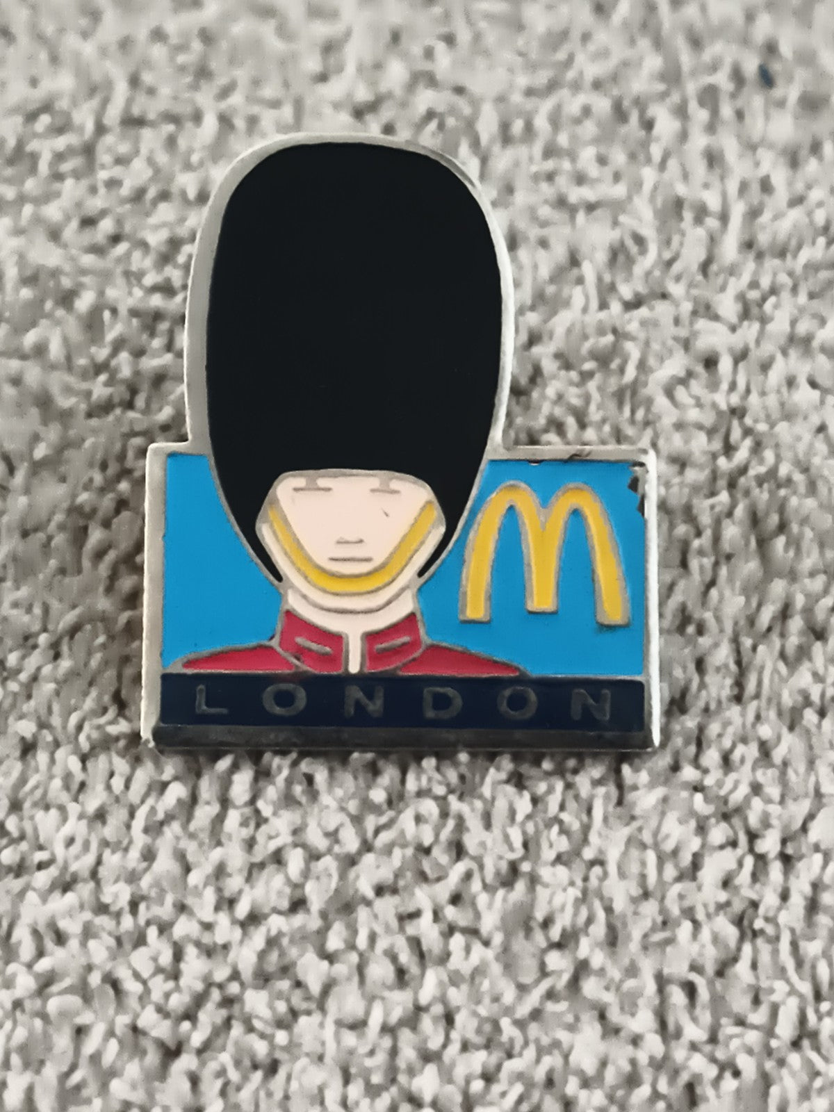 Pin's vintage McDonald's London garde royale émaillé, badge ancien UK (Ref 7)