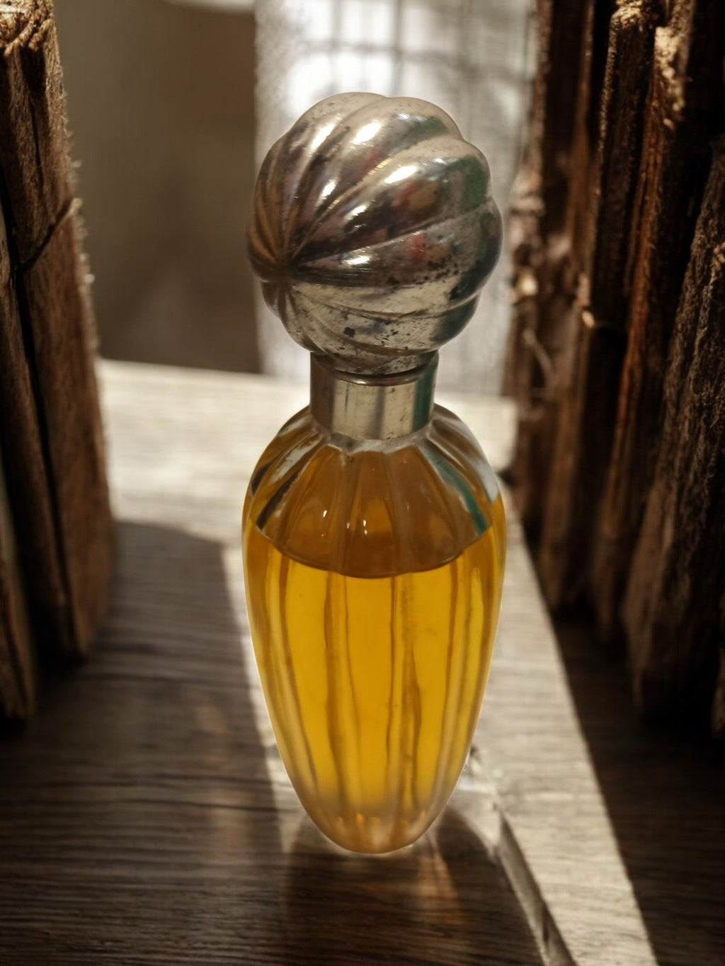 Flacon factice de parfum ancien vitrine déco vintage, bouchon métal, forme godro