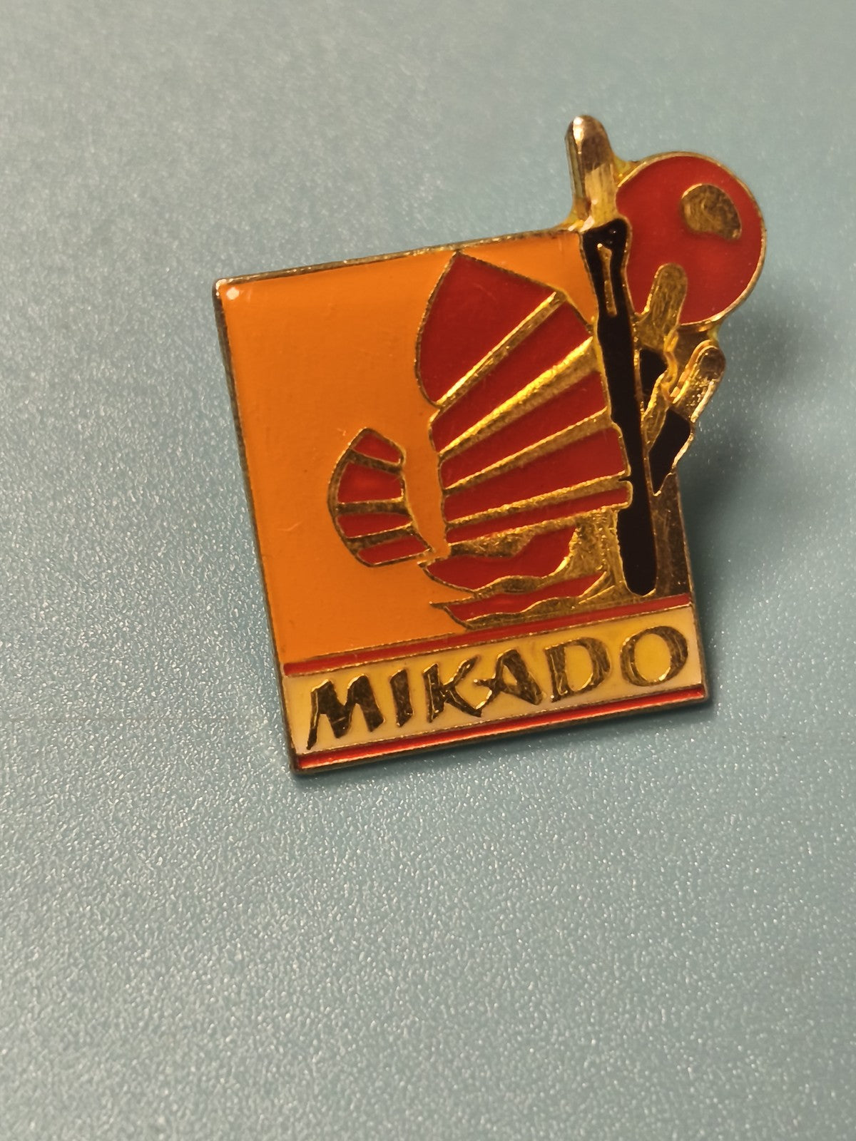 Vintage pin's Mikado carré émaillé orange rouge, motif éventail Japon (Ref 8)