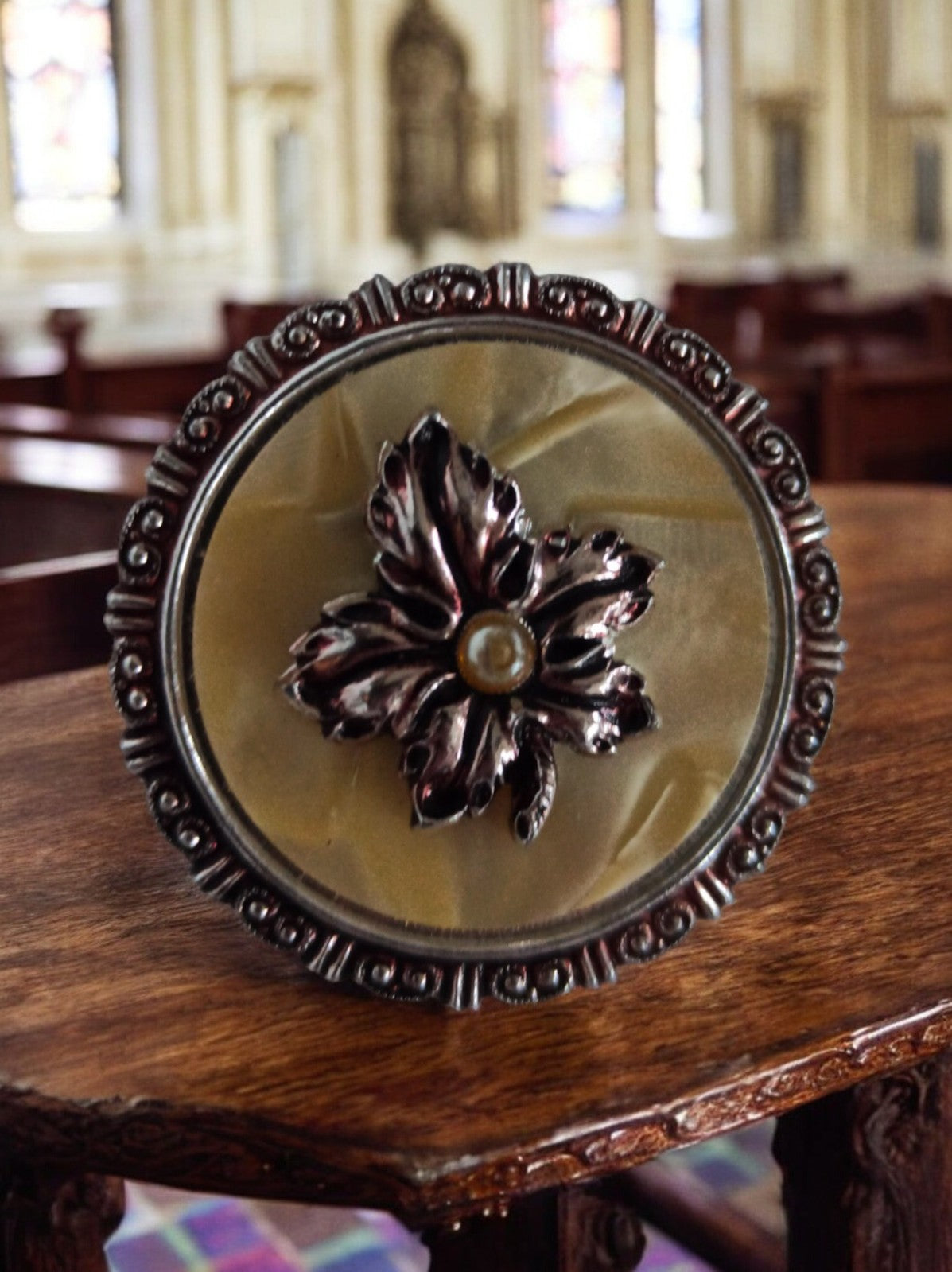 Broche vintage ronde fleur médaillon créateur, motif feuille perle fantaisie