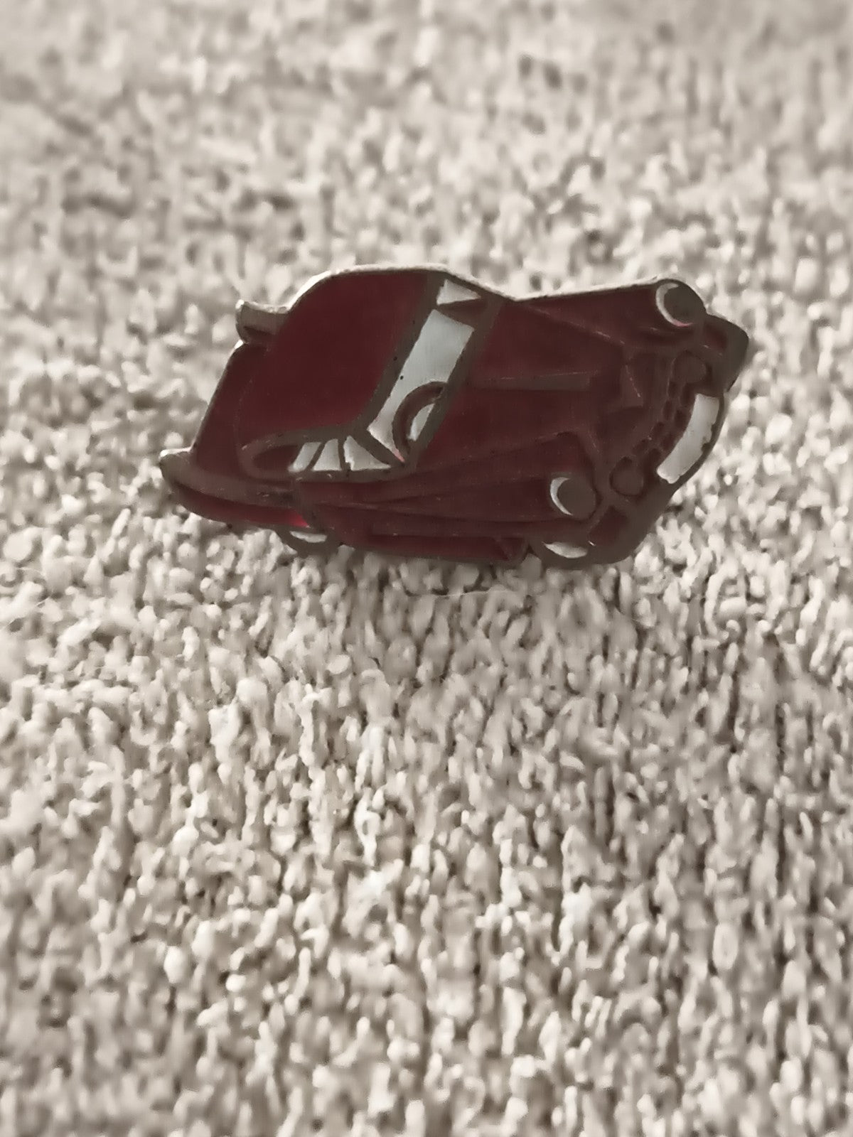 Pin's vintage voiture ancienne rouge, émail, style rétro auto (Ref 5)