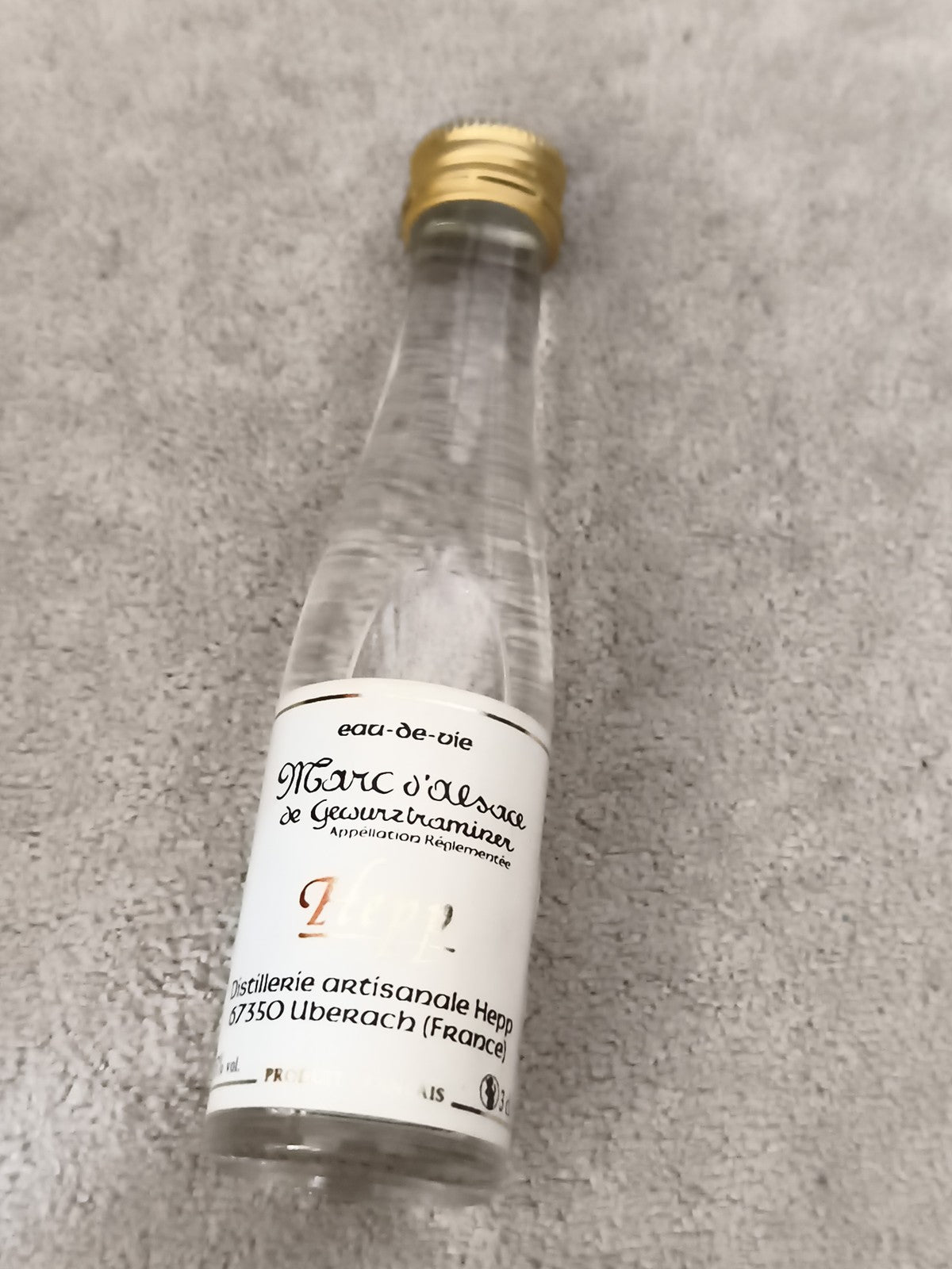 Mini-bouteille alcool Marc Alsace Hepp partiellement remplie eau-de-vie