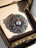 Broche vintage métal ajouré pierre irisée – Bijou rétro fantaisie floral