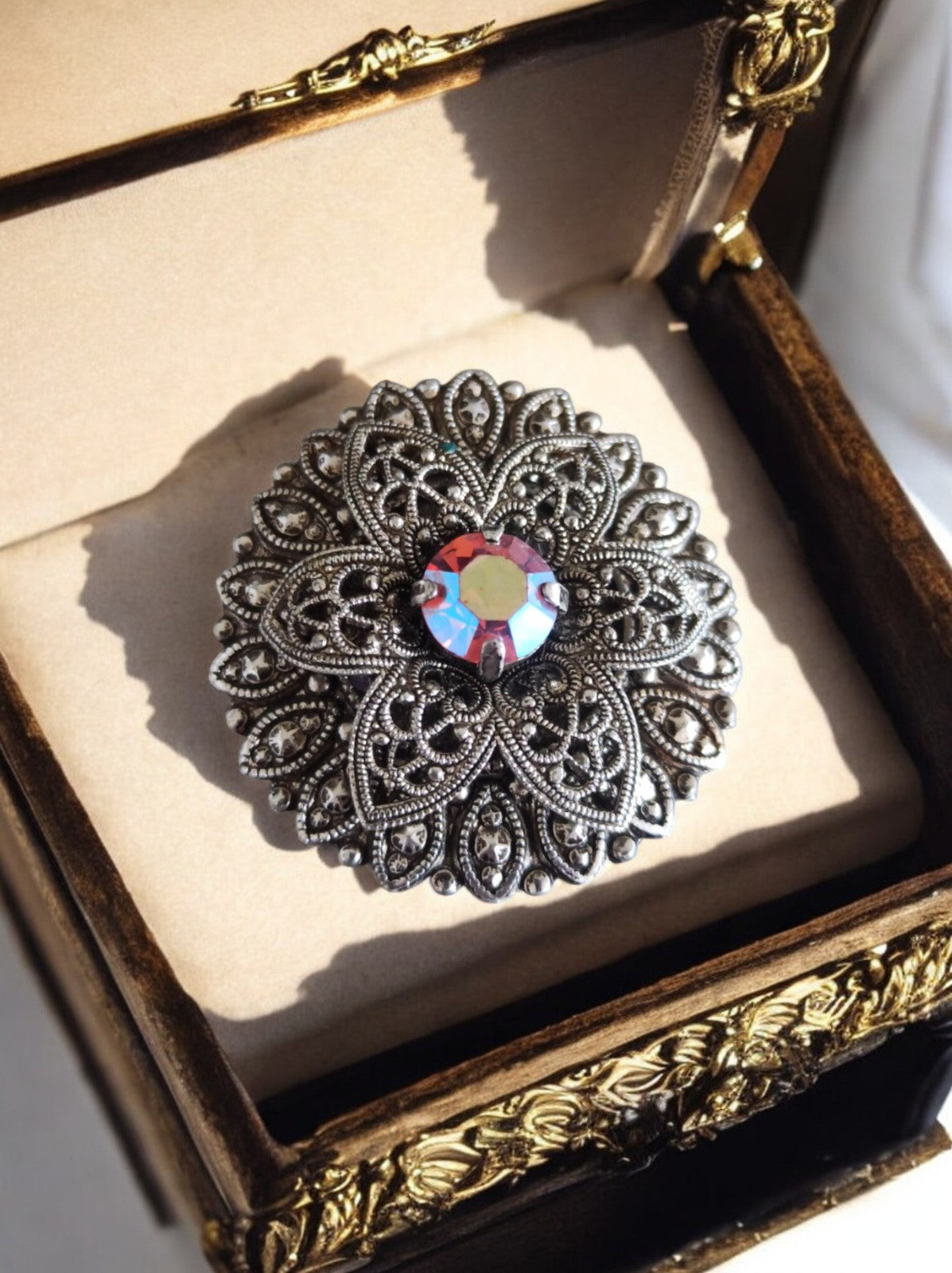 Broche vintage métal ajouré pierre irisée – Bijou rétro fantaisie floral