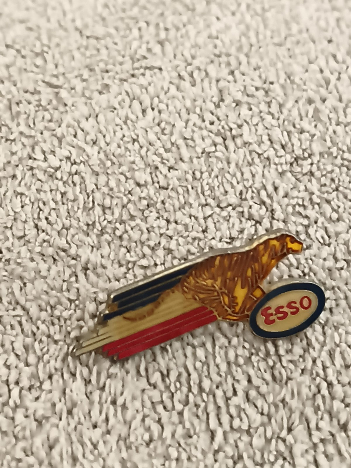 Pin's publicitaire Esso tigre vintage, logo émaillé, années 80/90 (Ref 1)