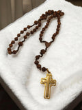 Chapelet ancien perles sculptées croix plaquée or, rosaire catholique vintage ré