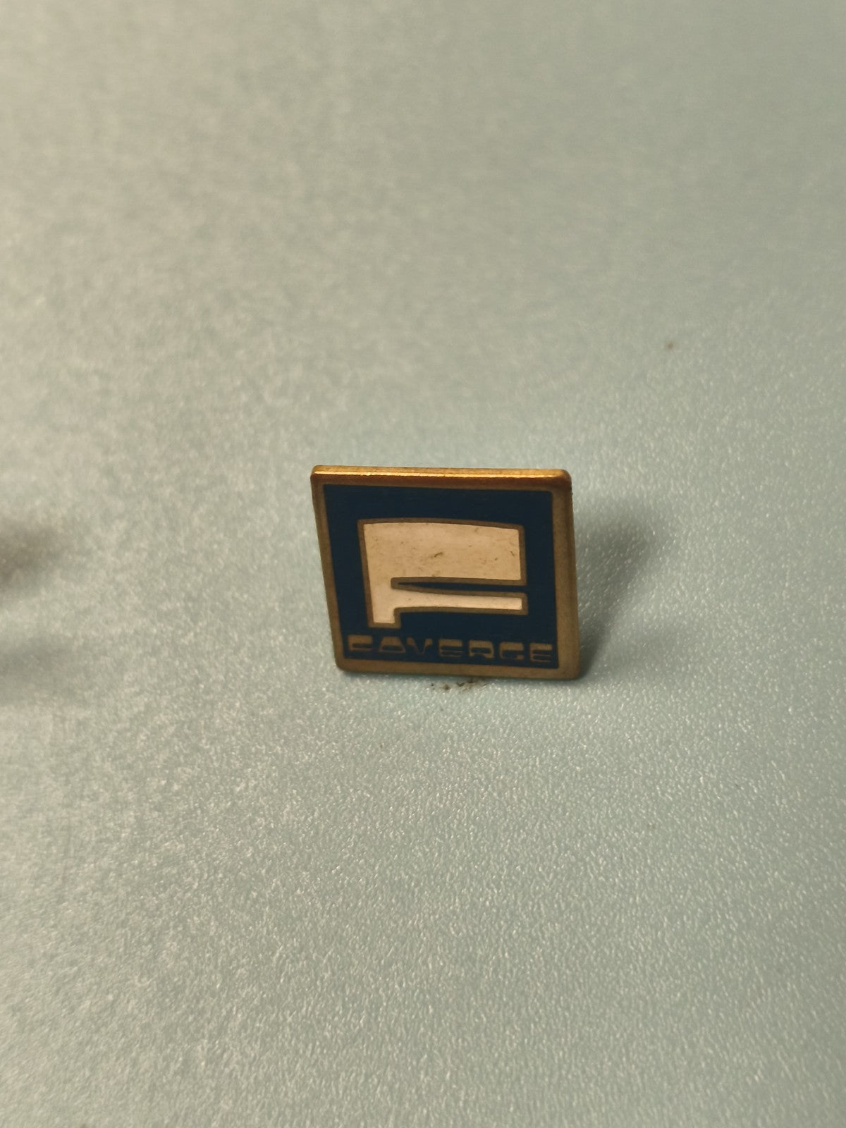 Vintage pin's Faverge carré bleu logo ancien collection badge rétro