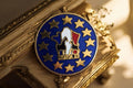 Pin's vintage Menton 1993 bleu doré étoilé souvenir rare