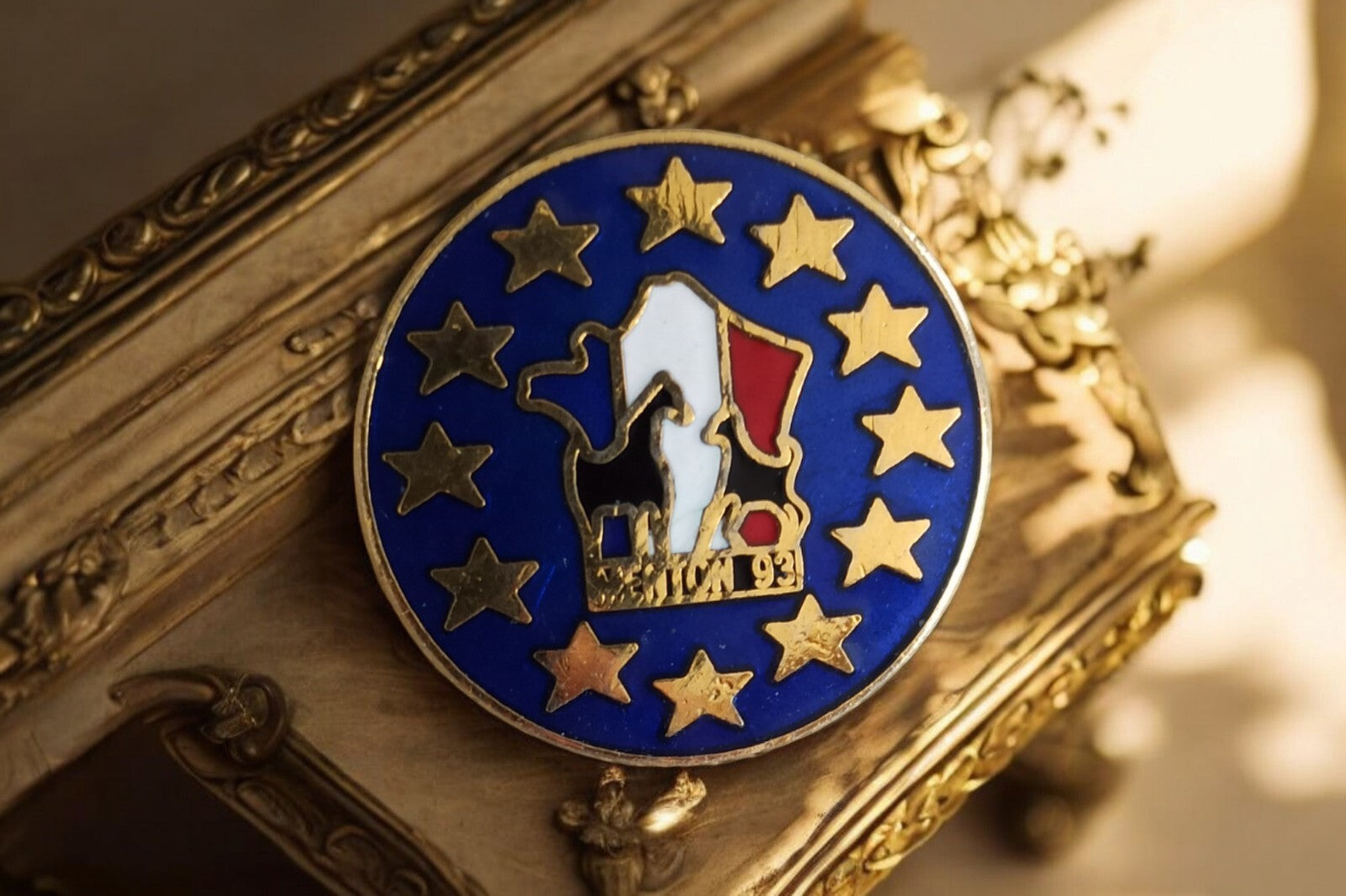 Pin's vintage Menton 1993 bleu doré étoilé souvenir rare