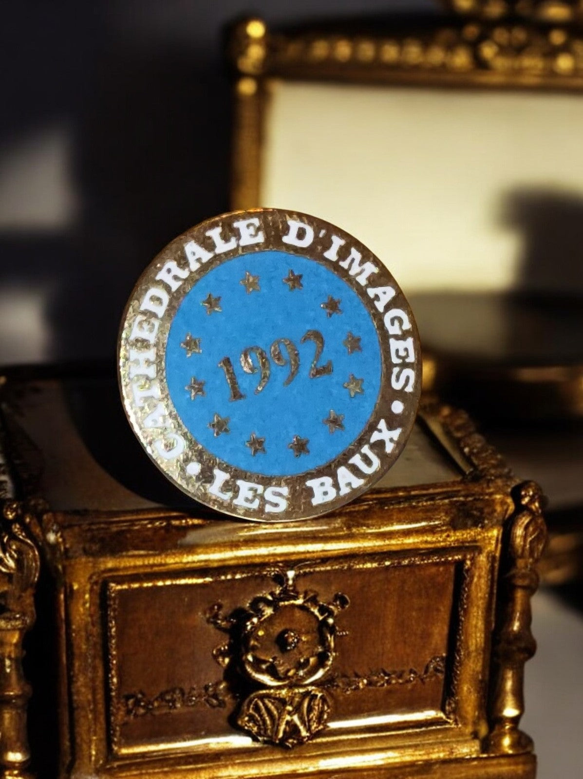 Pin's vintage 1992 Cathédrale d’Images Les Baux bleu rond badge ancien