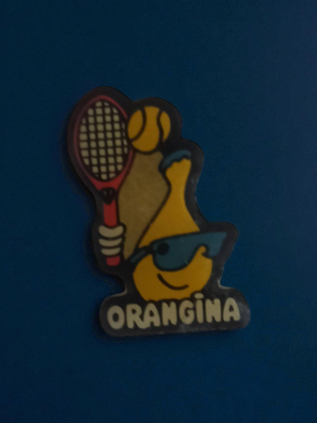 Pin's Orangina vintage tennis badge rétro boisson publicitaire années 90