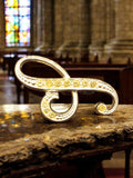 Broche fantaisie vintage créateur, forme arabesque rétro dorée strass
