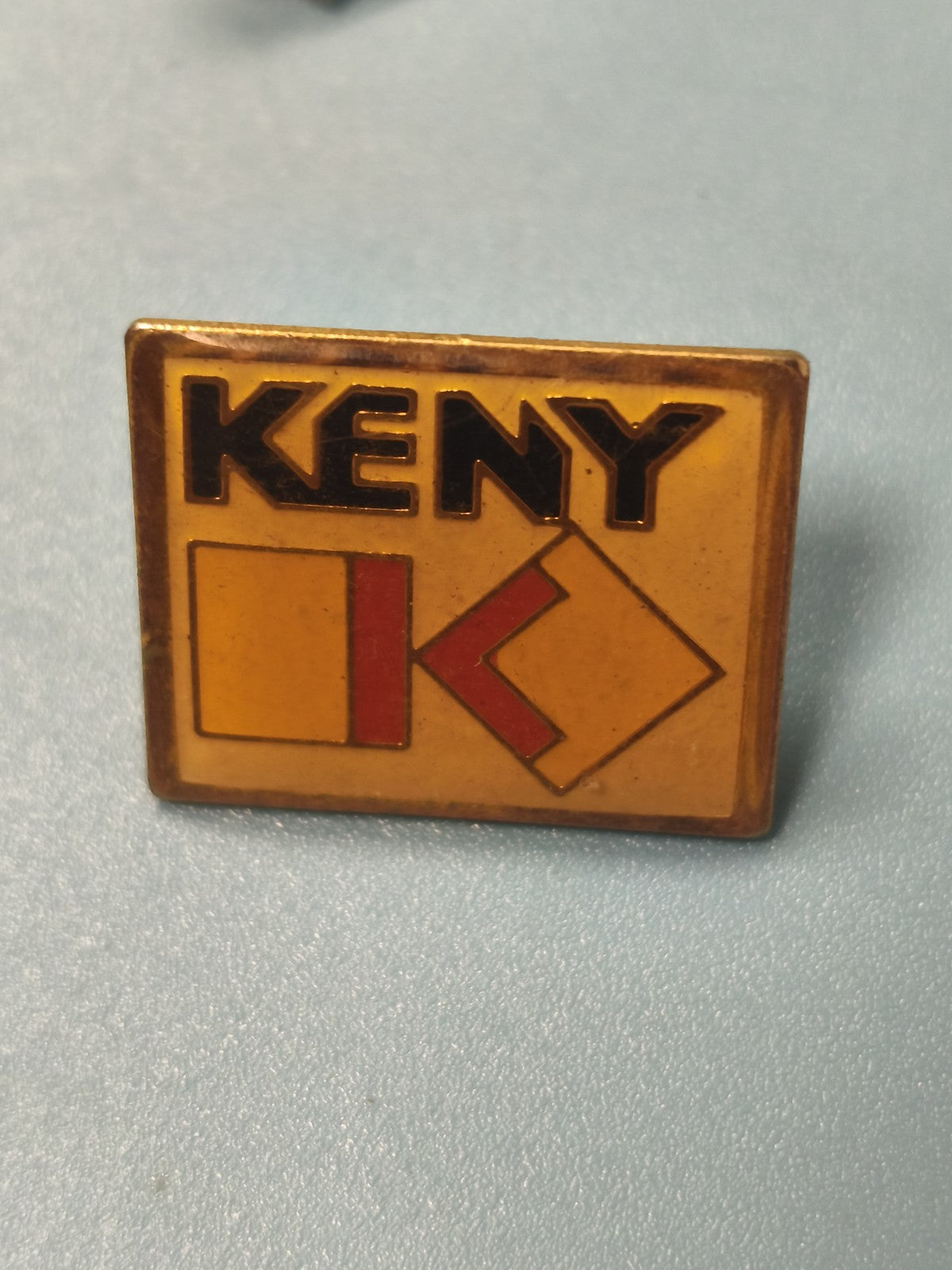 Vintage pin's publicitaire KENY carré jaune logo rétro collection