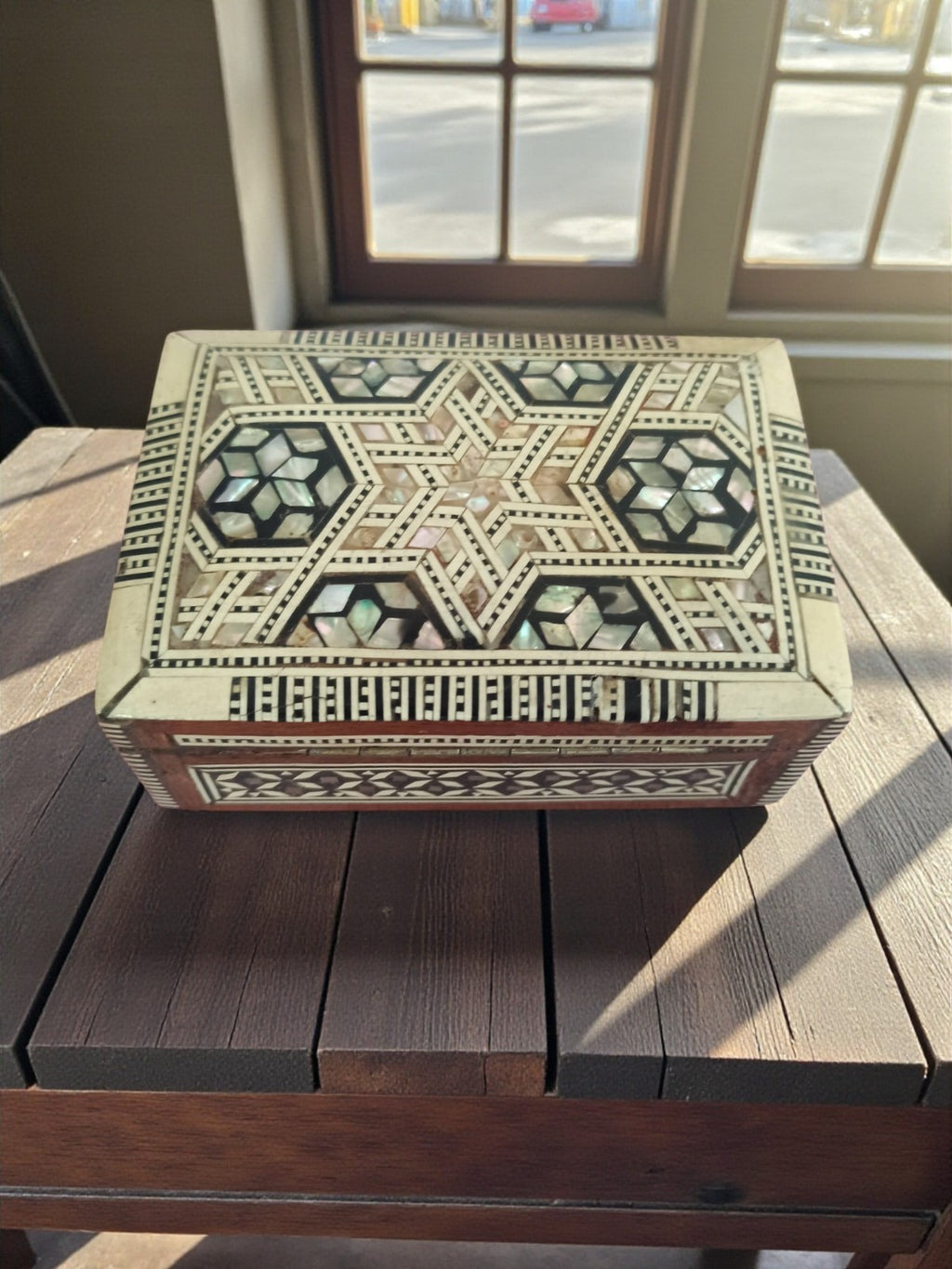 Boîte orientale marquetée bois, nacre et os décor géométrique, artisanat déco