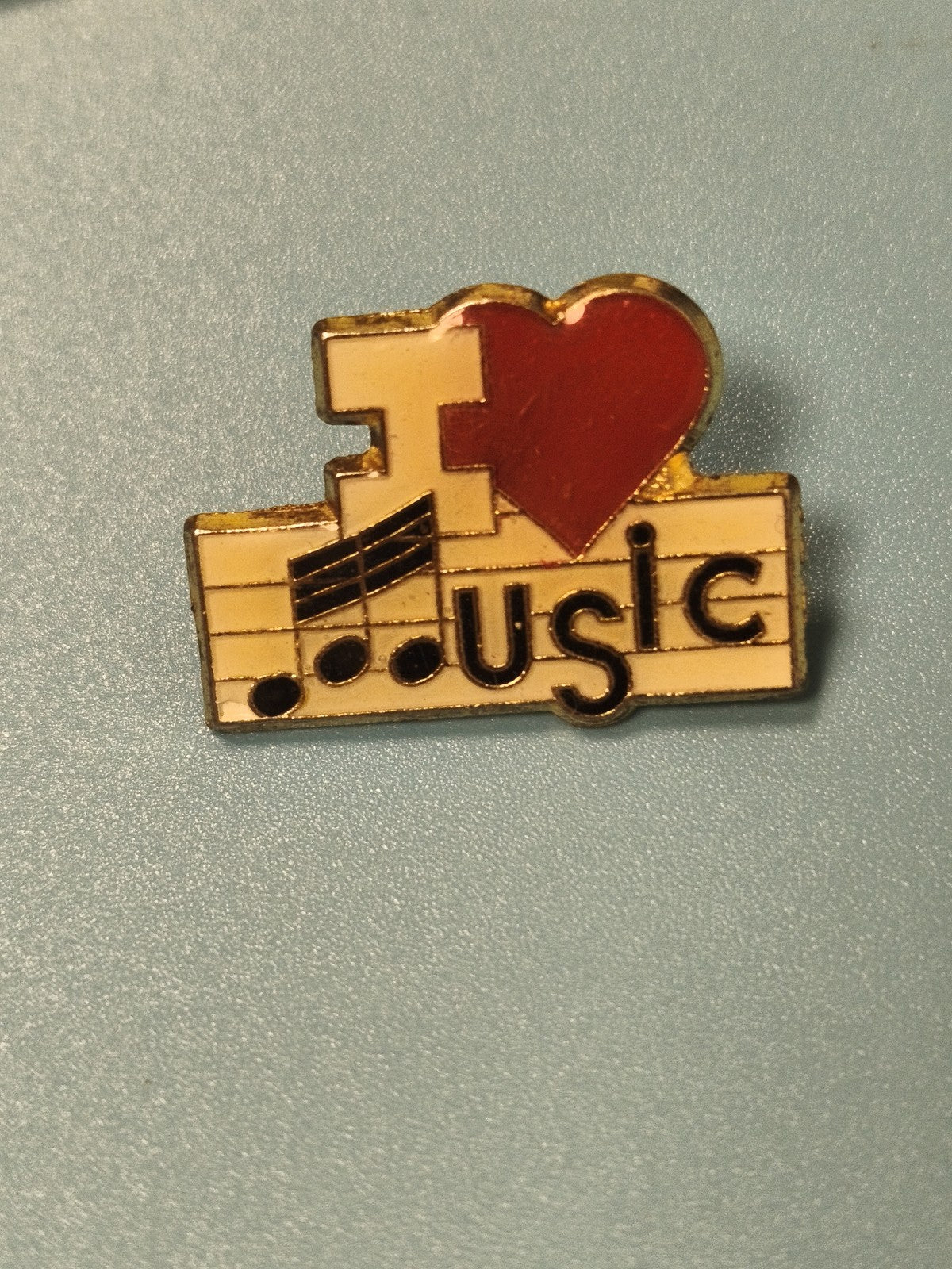 Pin's vintage "J'aime la musique" notes rouges et noires collection musique