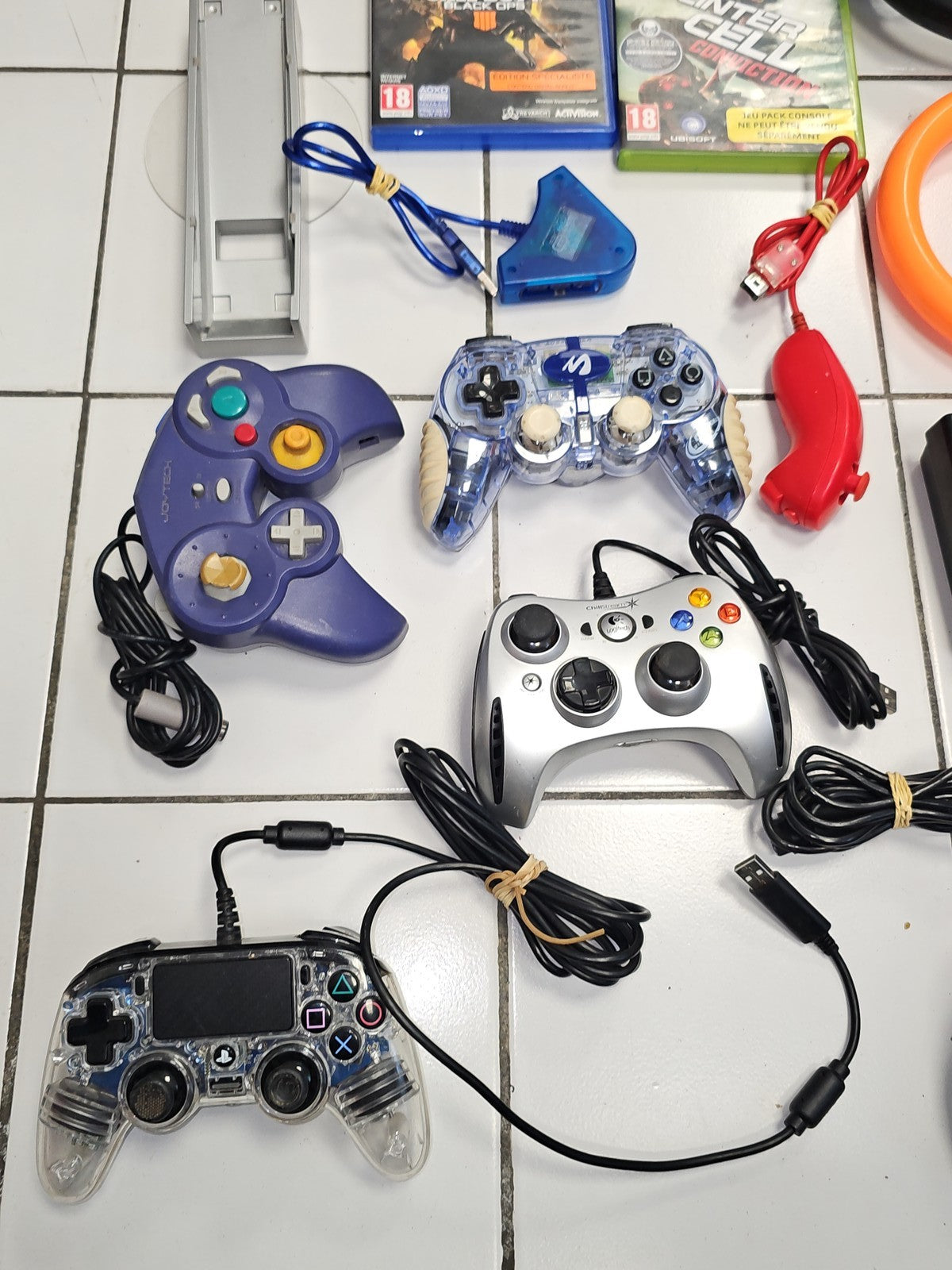 Lot manettes et accessoires jeux vidéo pour consoles, à trier, divers modèles