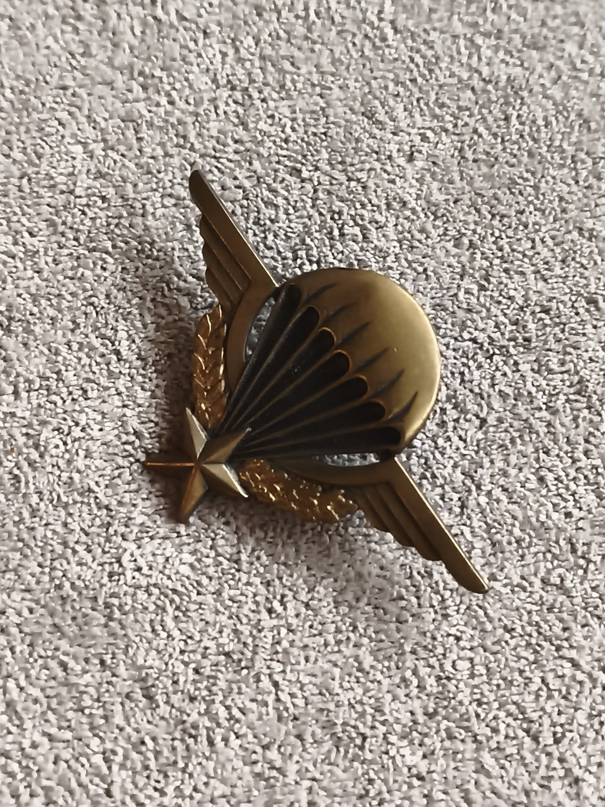 Brevet parachutiste ancien militaire insigne ailé étoile dorée