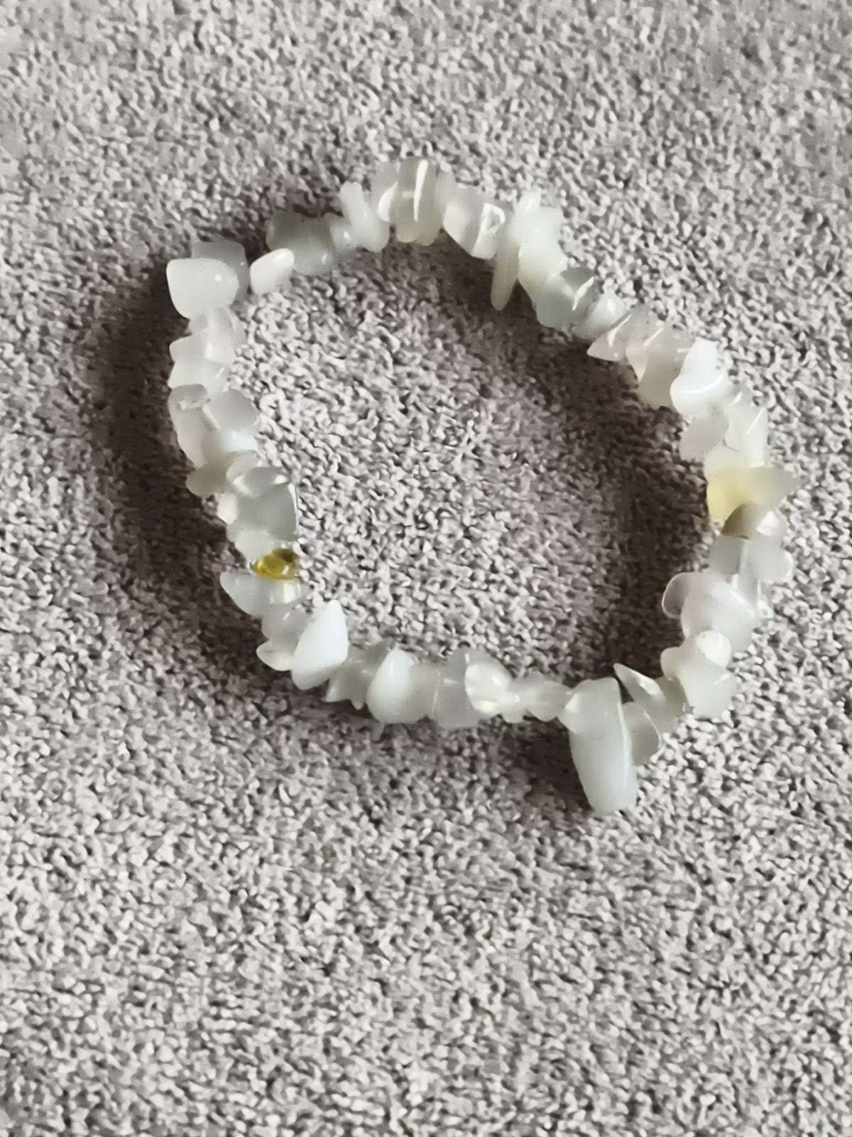 Bracelet pierres naturelles blanches, éclats irréguliers, perles chips élastique