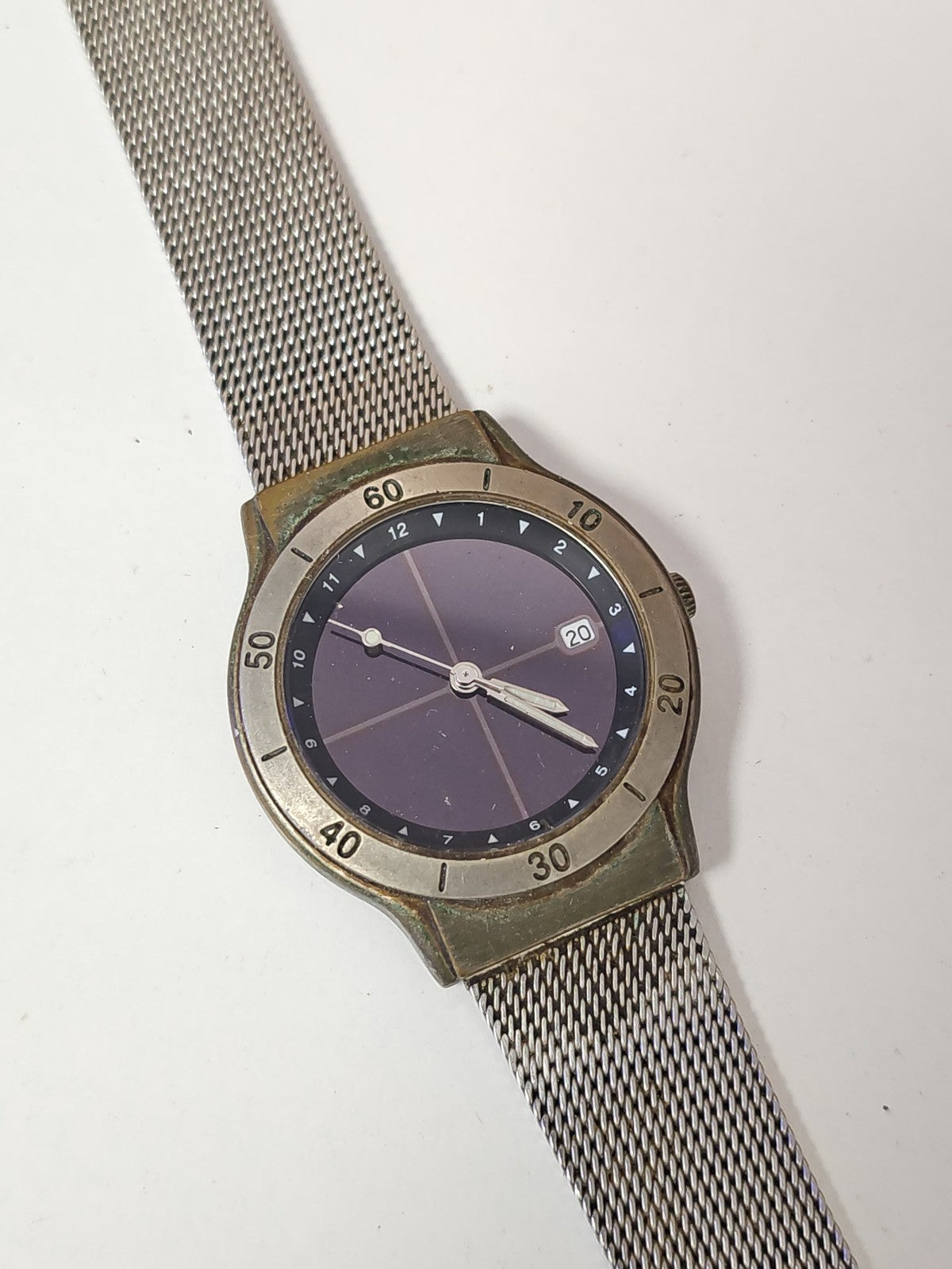 Montre femme rétro ancienne, vintage, élégante, accessoire d'époque fonctionnel