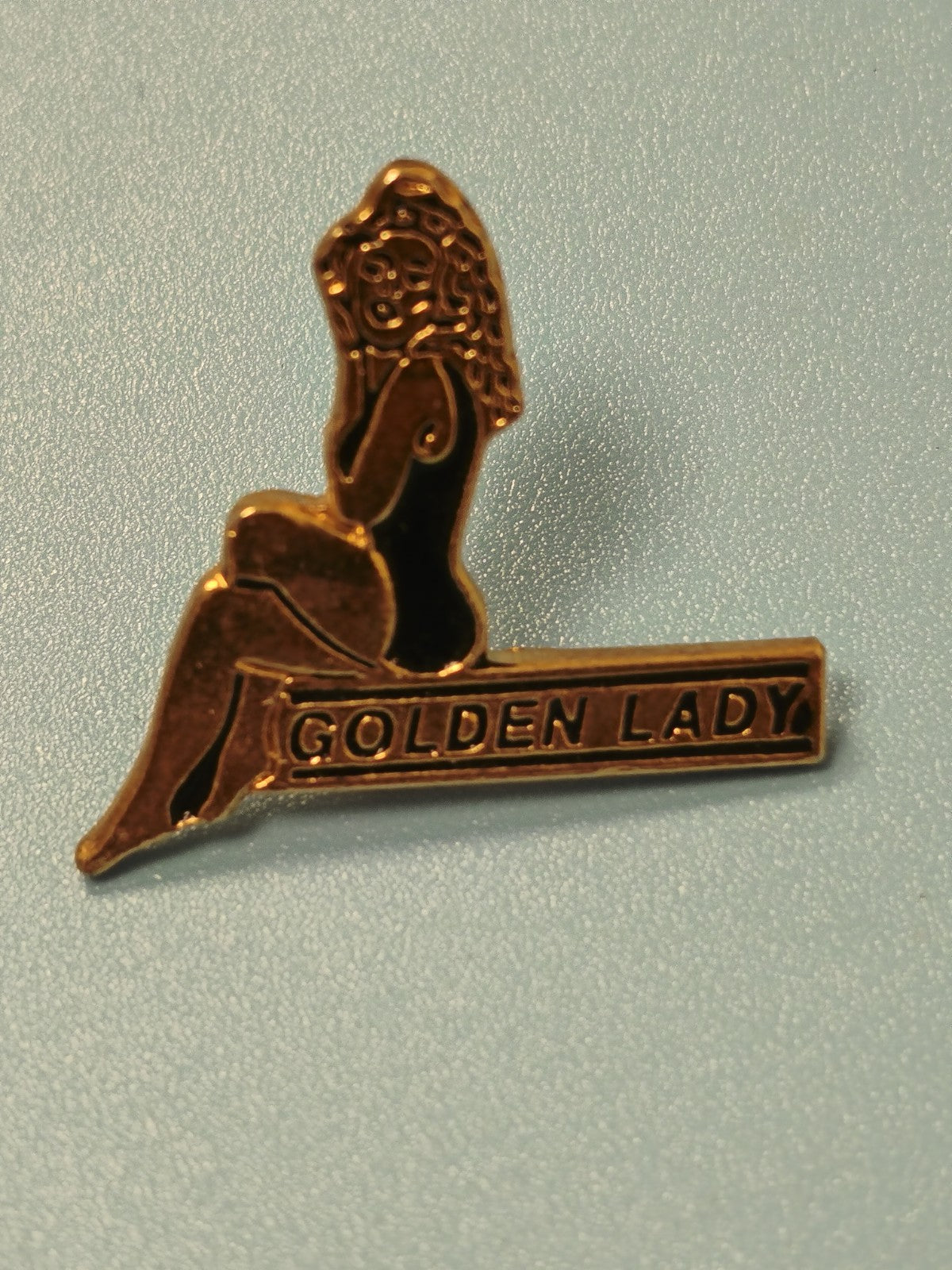 Vintage pin's Golden Lady silhouette dorée collection rétro (Ref 12)