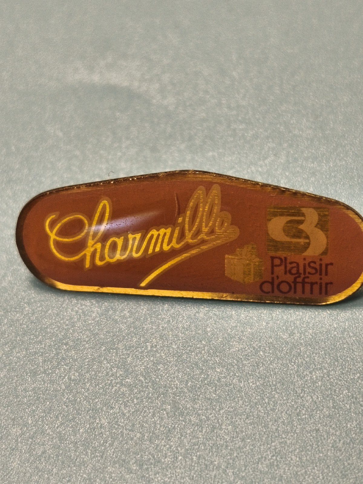 Vintage pin's Charmille orange rétro publicitaire, Plaisir d'offrir, collection