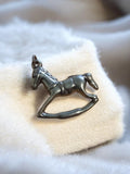 Pendentif vintage cheval à bascule rétro, finition argentée, bijou ancien déco