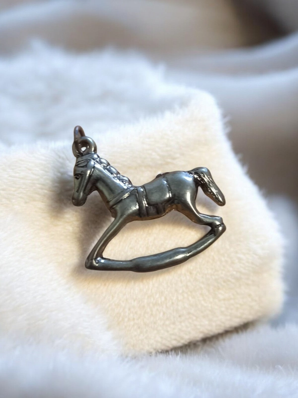Pendentif vintage cheval à bascule rétro, finition argentée, bijou ancien déco