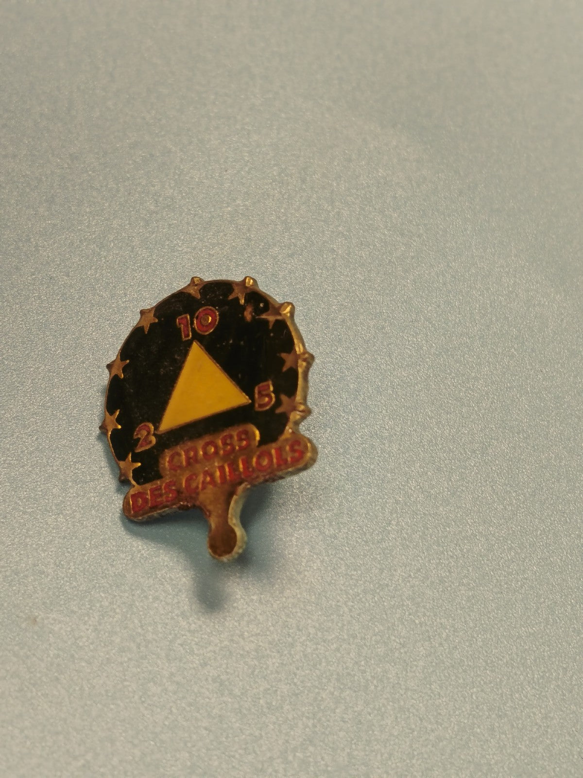 Vintage pin's Cross des Caillols étoilé triangle jaune ancien sport course