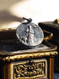 Médaille religieuse vintage métal ancien ronde relief chrétien pendentif