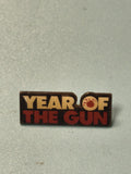 Vintage pin's Year of the Gun ancien badge cinéma noir et rouge collection