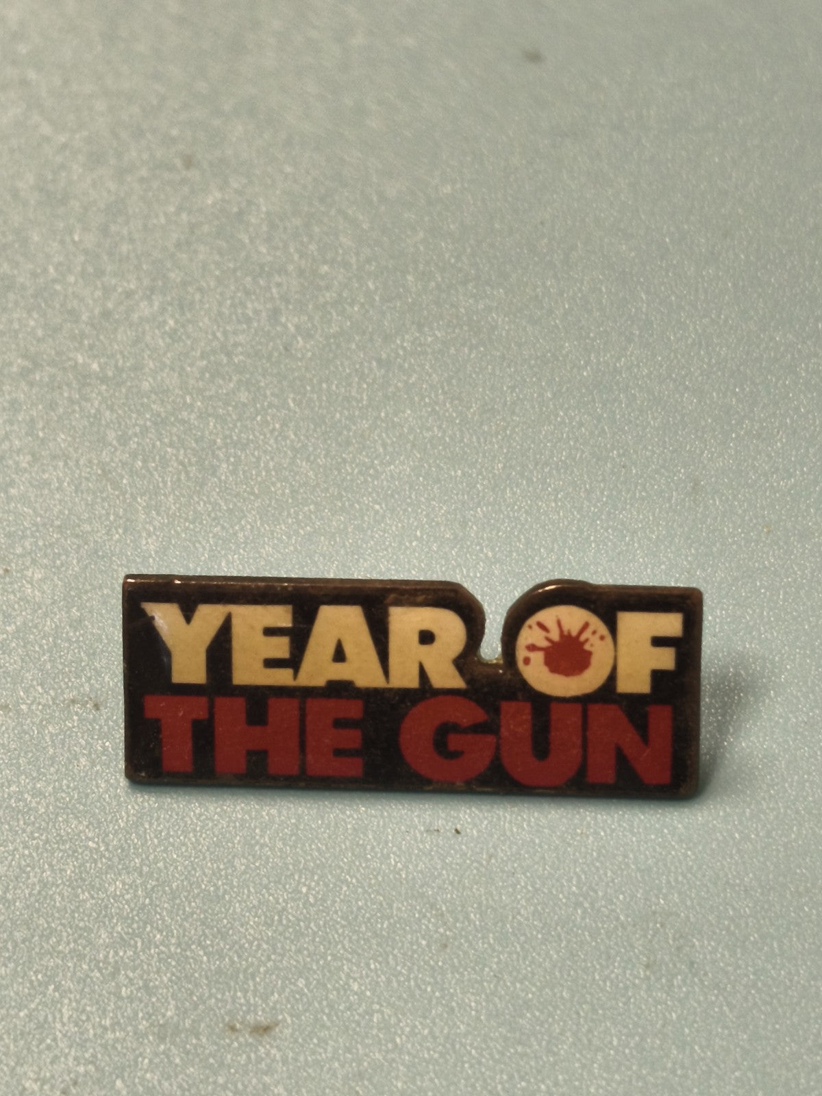 Vintage pin's Year of the Gun ancien badge cinéma noir et rouge collection