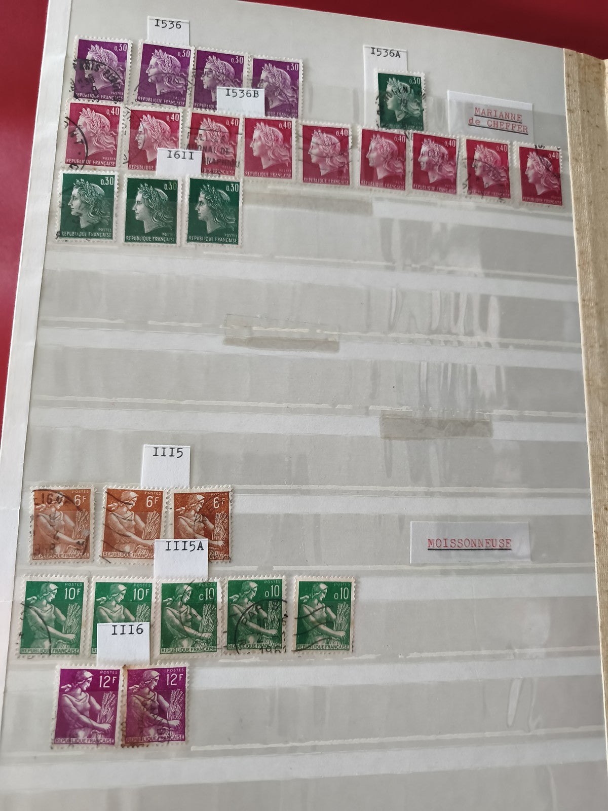 Lot de timbres Marianne de Cheffer et Moissonneuse France, divers formats couleu