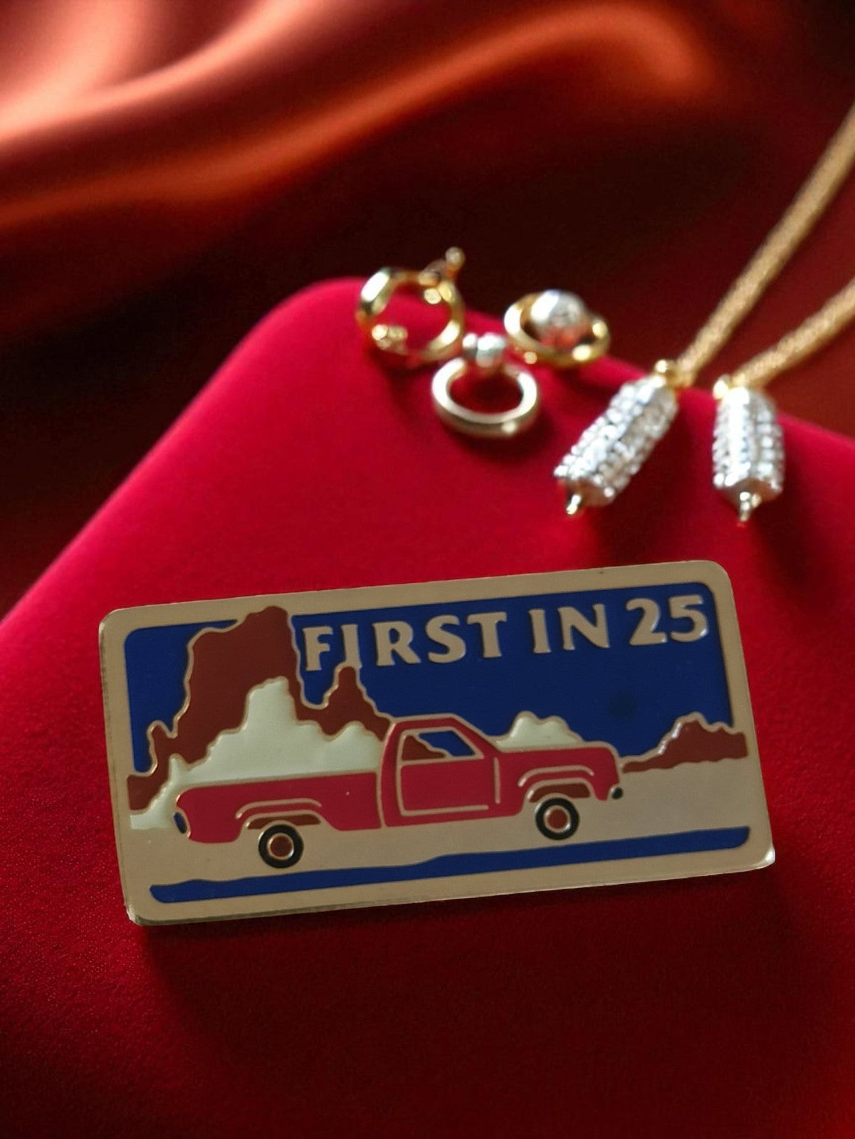 Pin's vintage émaillé camionnette FIRST IN 25 USA publicité Coca-Cola