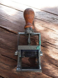 Tampon dateur mécanique vintage poignée bois ancien métal, bon état