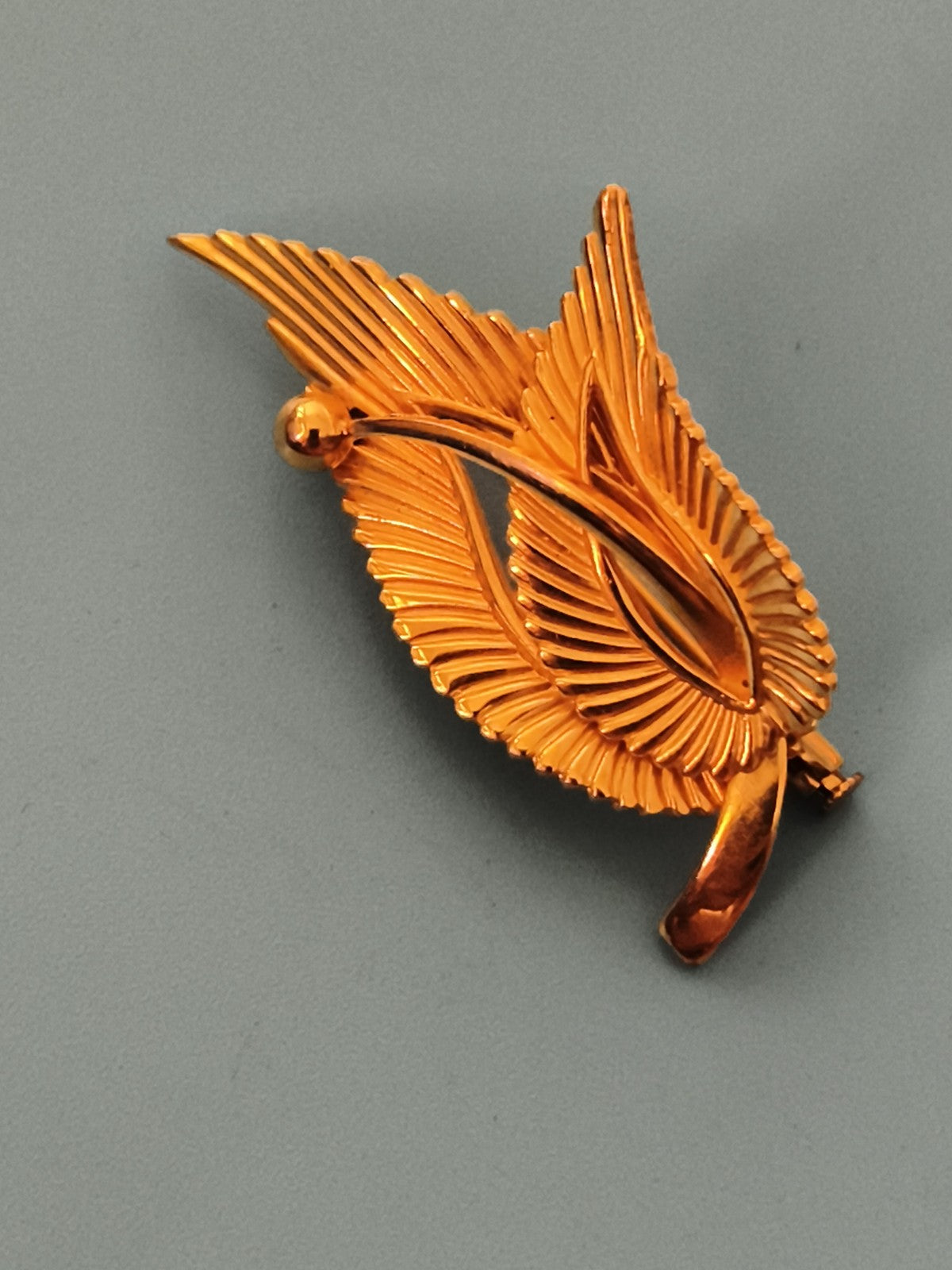 Broche feuille vintage, finition dorée, bijou ancien style rétro