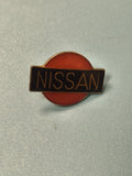 Vintage pin's Nissan logo rouge ancien badge collection automobile rétro